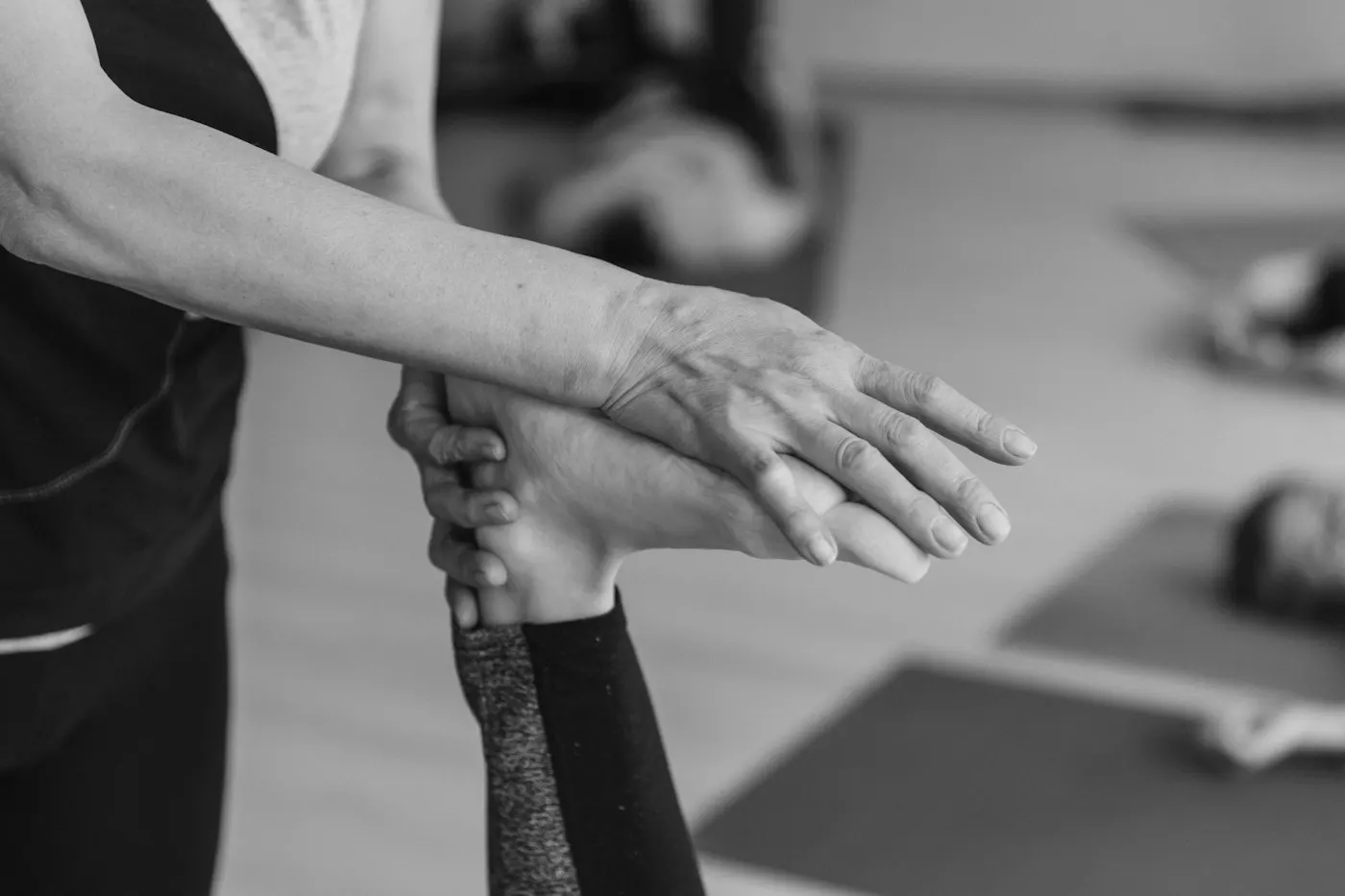 Fisioterapeuta sosteniendo el brazo de un paciente durante un ejercicio