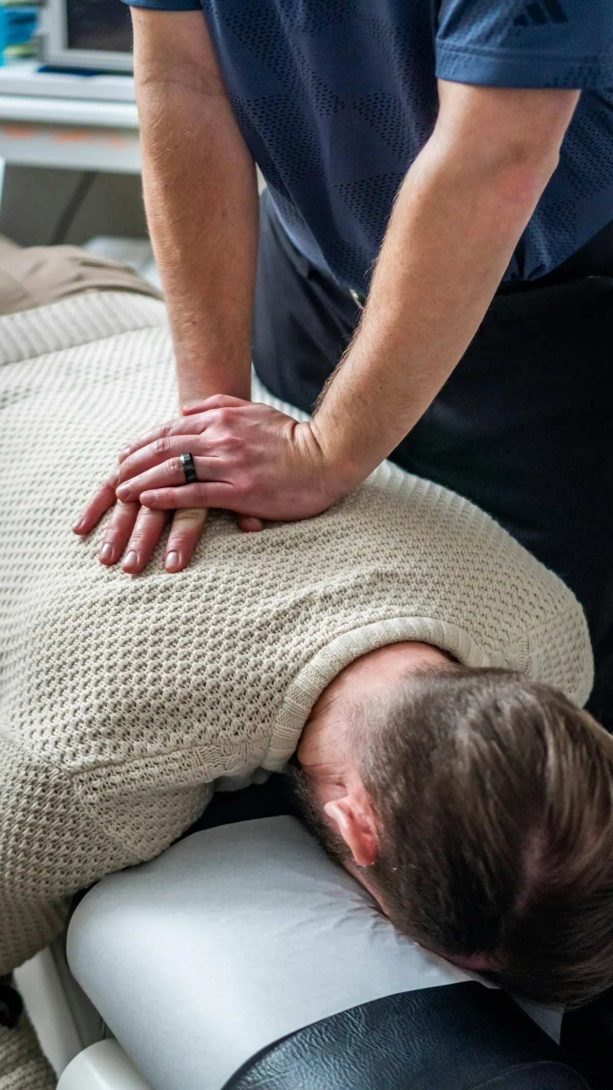 Fisioterapeuta tratando la espalda de un paciente