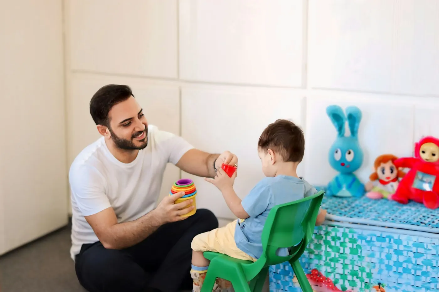 Terapeuta jugando con un niño en la consulta de logopedia