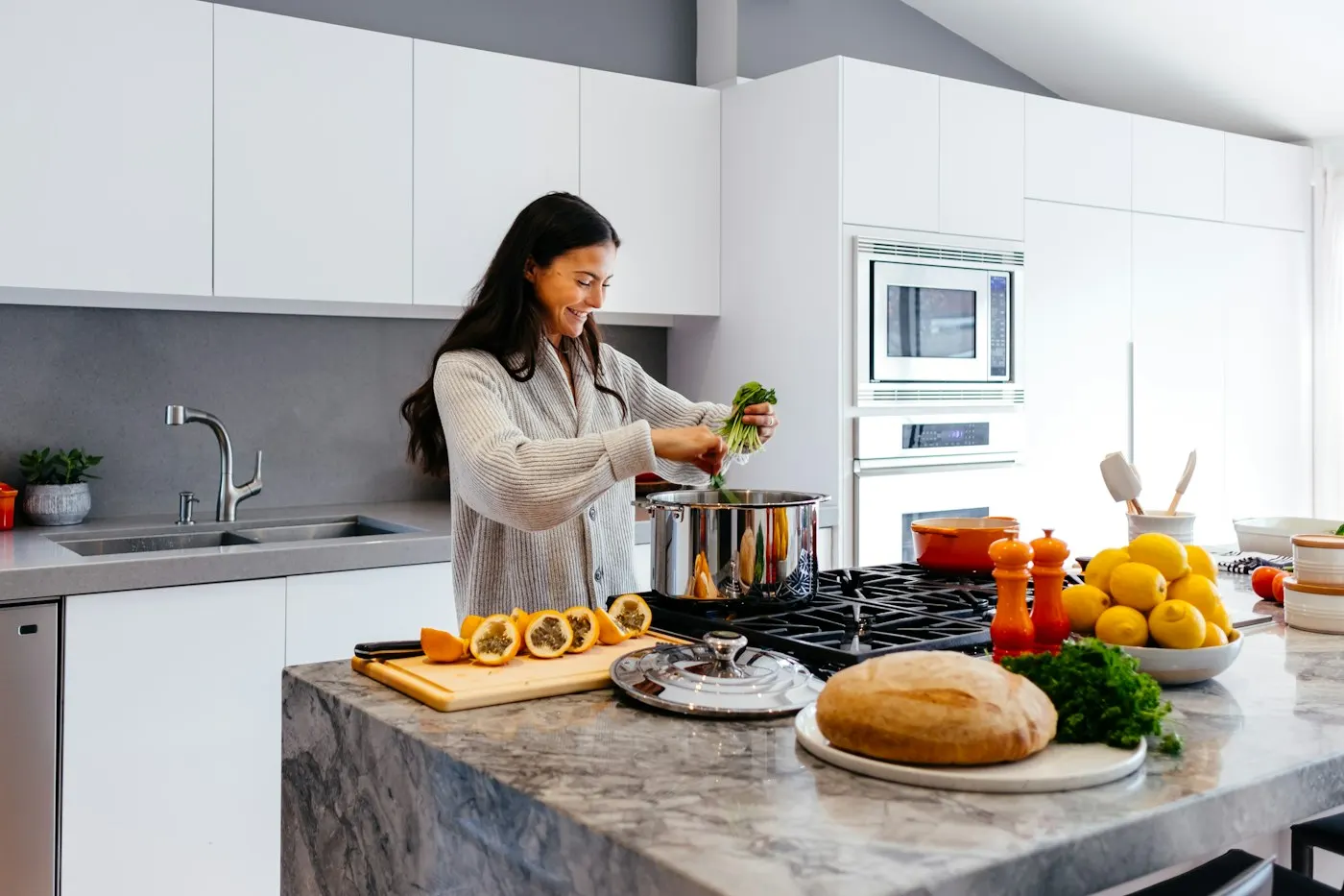 Paciente cocinando en casa con ingredientes frescos
