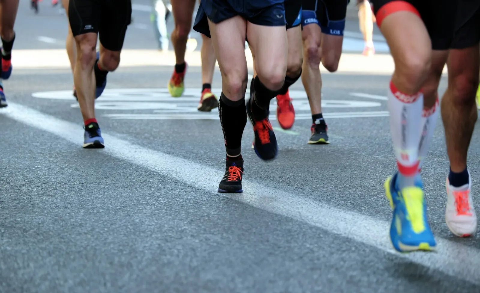 Corredores en plena carrera por el asfalto
