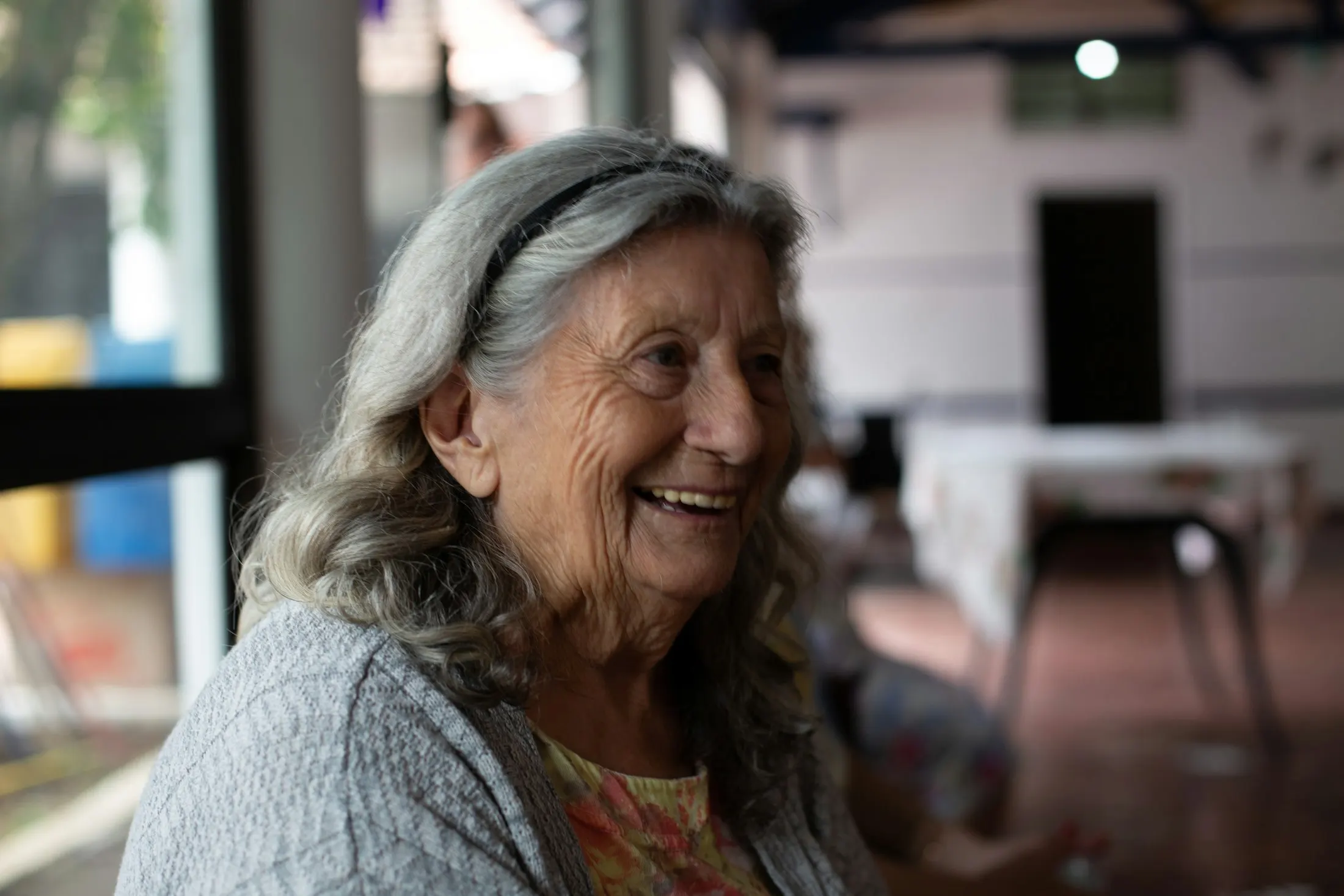 Mujer mayor riendo con naturalidad